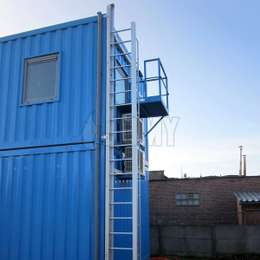 Bouwcontainer uitgerust met een JOMY uitschuifbare ladder voor noodevacuatie.