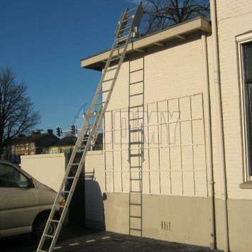 Ladder ingezet vanaf een dak voor nood-evacuatie.