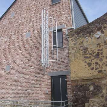 Brandladder en vuchtladder JOMY: JOMY vaste vluchtladders met veiligheidskooi volgens de voorgeschreven normen. Onze veiligheidskooien zijn ook gemaakt uit geanodizeerd aluminium and deze hebben een erg strak uiterlijk en zijn daarnaast uiterst sterk en b JOMY Vluchtladder of brandladder. De meest economische vluchtladder is de vaste ladder met veiligheidskooi zoals voorgeschreven. JOMY maakt deze evacuatieladders nu reeds meer dan 40 jaar en past ze aan, aan iedere specifieke situatie.