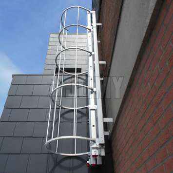 JOMY vaste vluchtladders met veiligheidskooi volgens de voorgeschreven normen. Onze veiligheidskooien zijn ook gemaakt uit geanodizeerd aluminium and deze hebben een erg strak uiterlijk en zijn daarnaast uiterst sterk en betrouwbaar. Dit is de ideale vluc JOMY Vluchtladder of brandladder. De meest economische vluchtladder is de vaste ladder met veiligheidskooi zoals voorgeschreven. JOMY maakt deze evacuatieladders nu reeds meer dan 40 jaar en past ze aan, aan iedere specifieke situatie.