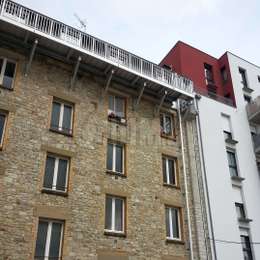 Brandevacuatie loopbrug balkon voor een zolder loft appartement en gebruikt om toegang te krijgen tot een JOMY intrekbare ladder.